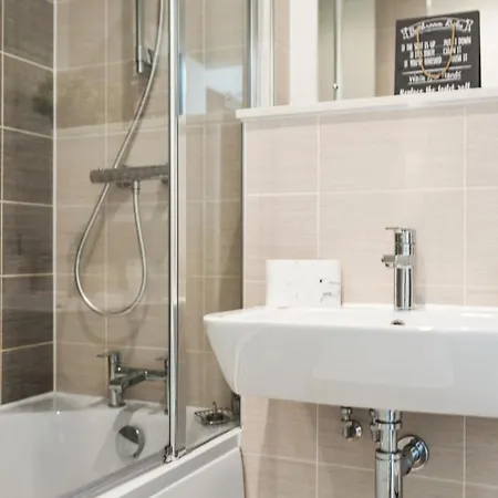 Apartament 60 Percent Off For Long - For Business, Families, Relocations And Leisure- Book Today At Premium Executive Serviced - Center - Westgate, 1 Bed Apt, Free Wi-fi